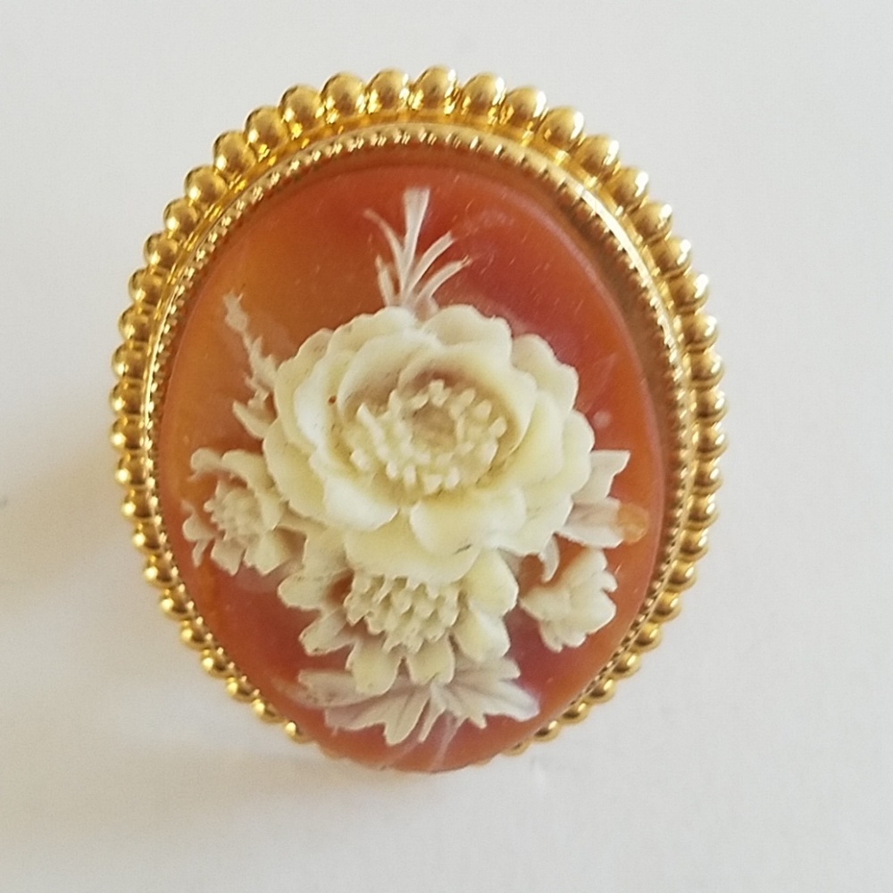 Brown flower cameo ring